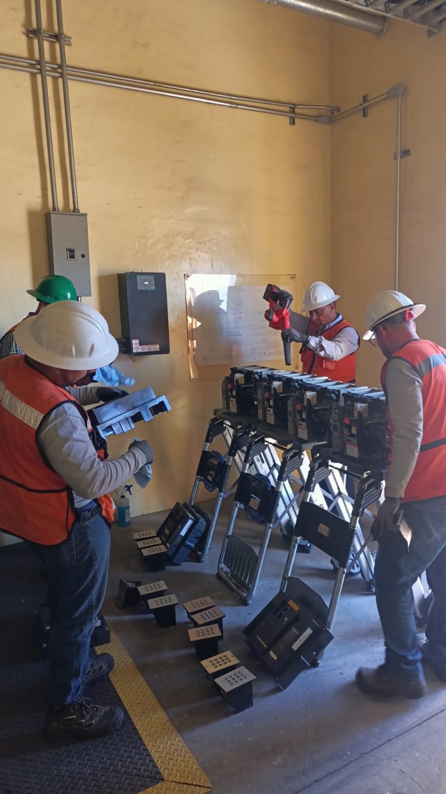 Ingenieros revisando instalación