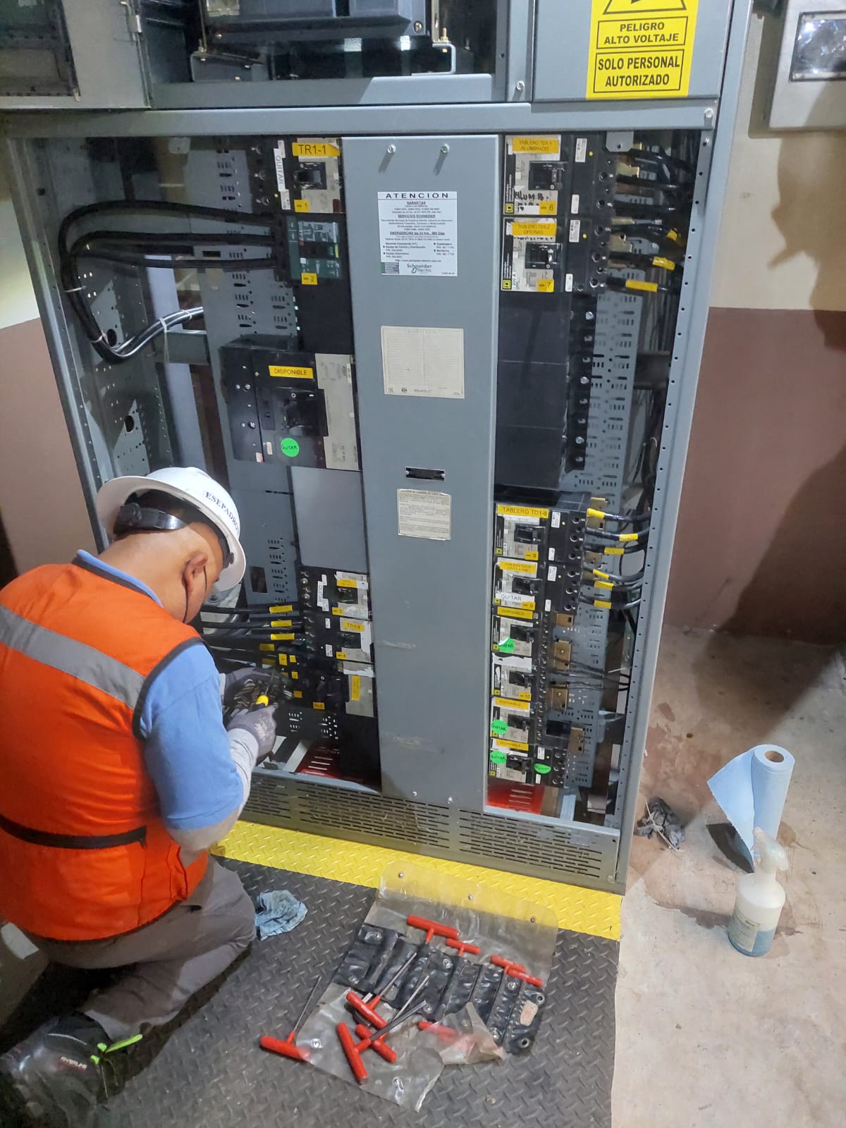 Reapriete de cableado de interruptores derivados en tablero autosoportado