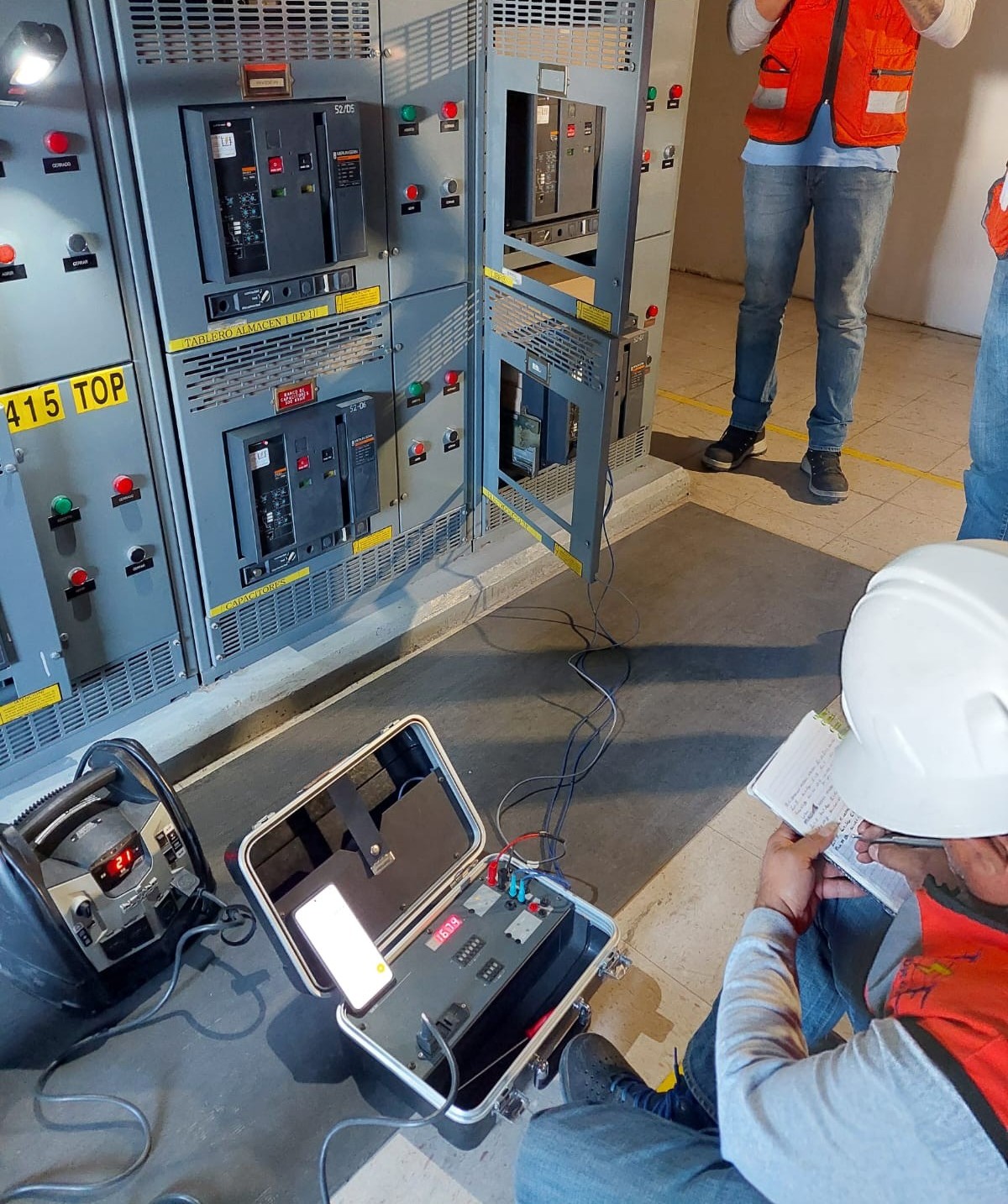 Pruebas eléctricas Masterpact M con test kit en baja tensión