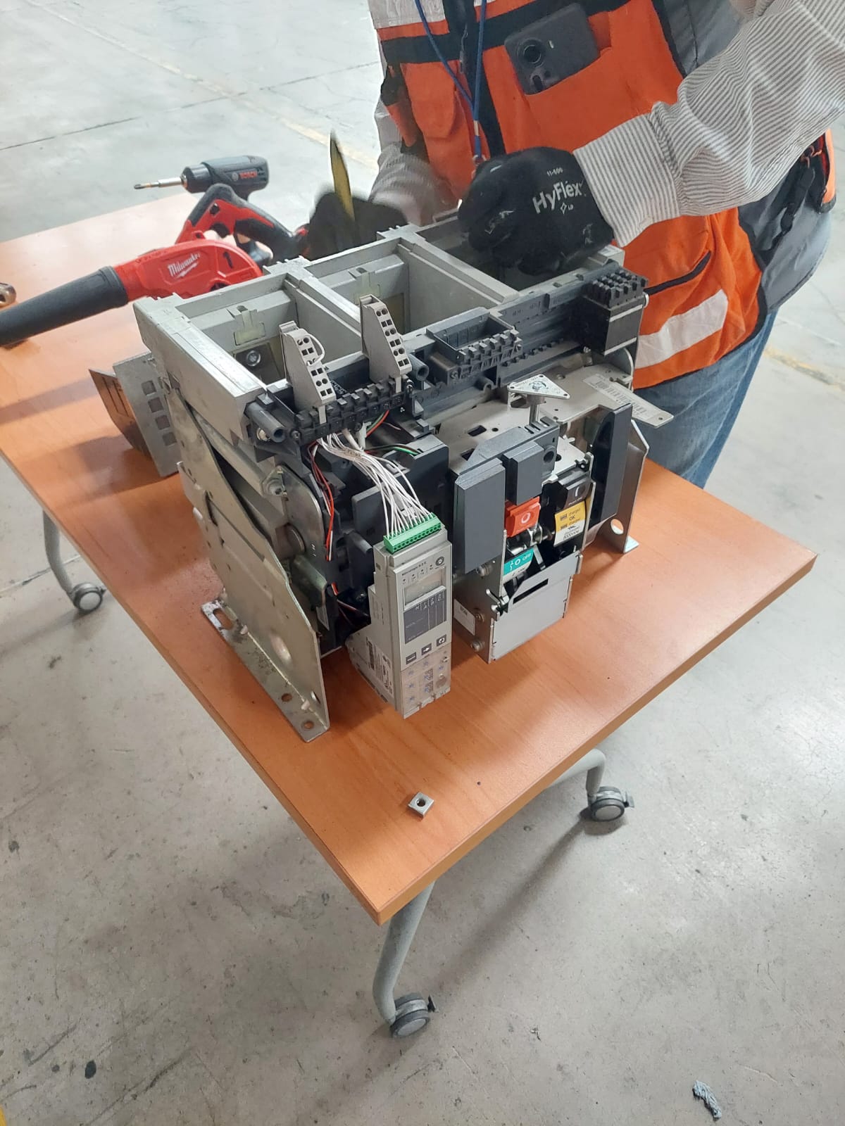 Mantenimiento preventivo a interruptor electromagnético Masterpact NW