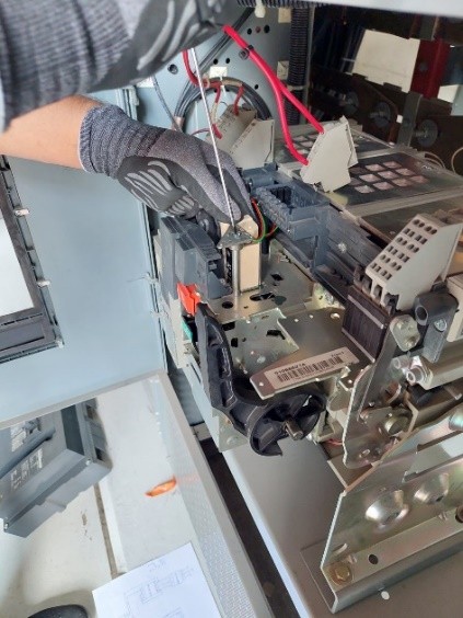 Instalación de bobina MN en interruptor Masterpact NW